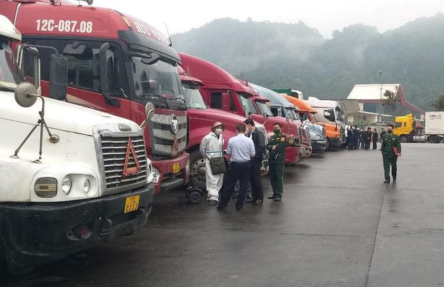 Xe đang chờ thông quan tại cửa khẩu tại Lạng Sơn