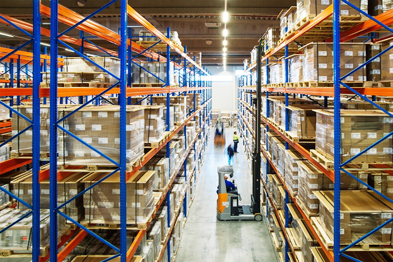 Hình ảnh về thi công hàng hóa tại một kho bãi