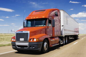 Xe vận chuyển hàng hóa đi trên cao tốc