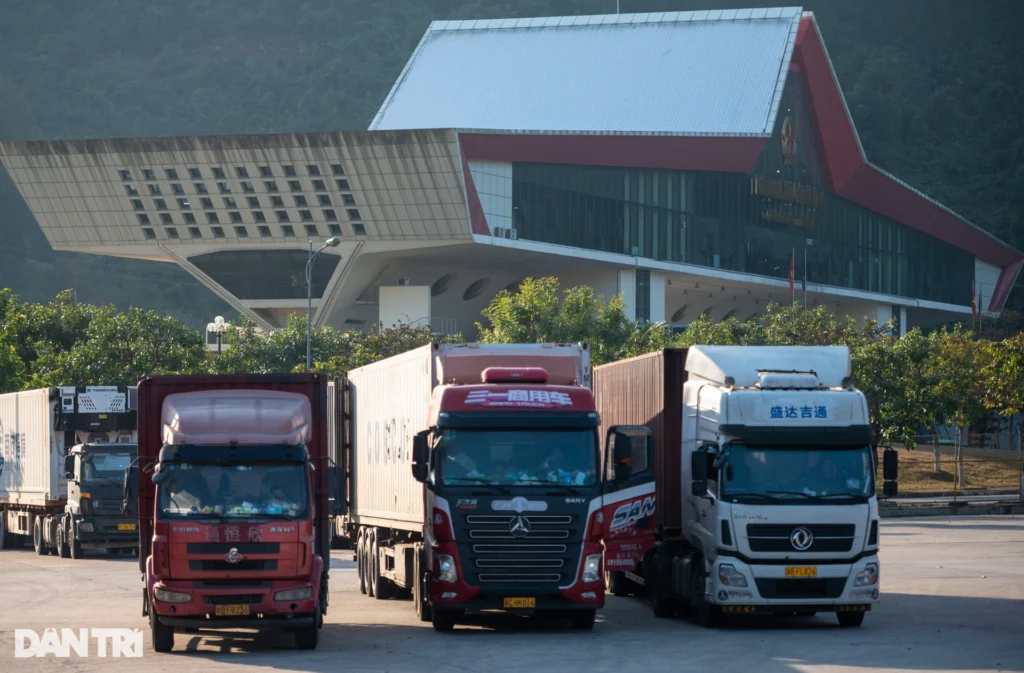 Xe tải chạy tuyến Bắc Nam tại Chi Ma Lạng Sơn